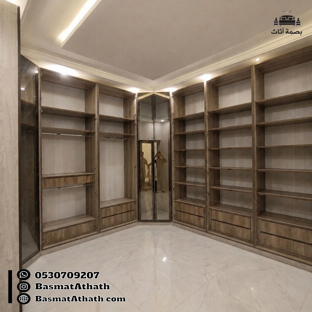 دولاب ملابس زاوية زجاج داكن فاخر
